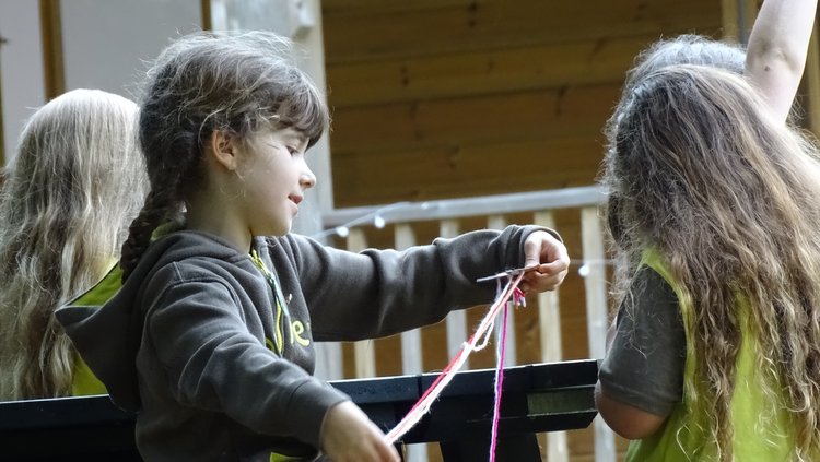 Brownies, making bracelets, Mystole.